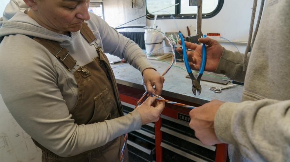 woman splicing line of fiber